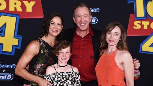 A picture of Tim Allen with his second-wife, Jane Hajduk and both daughters.